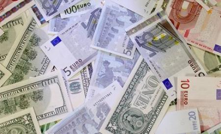 Dolarul continuă să crească, euro scade. Vezi cursul BNR