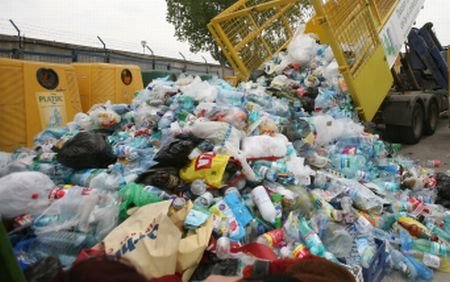 Napoli, o groapă de gunoi: Peste 2.000 de tone resturi menajere, pe străzile oraşului