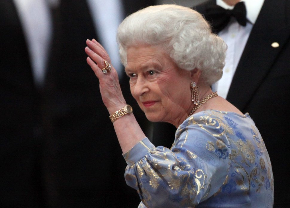 Regina Elisabeta a II-a vrea să îşi cumpere iPad. Prinţii William şi Harry cred că bunica lor e &quot;cool&quot;