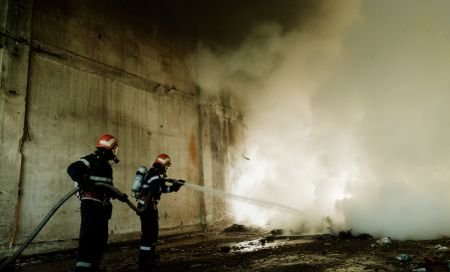 Incendiu puternic la o fabrică de cherestea din Suceava