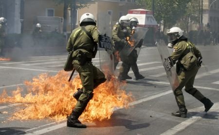 Confruntări violente în Atena, între protestatari şi forţele de ordine. Mai multe persoane au fost rănite