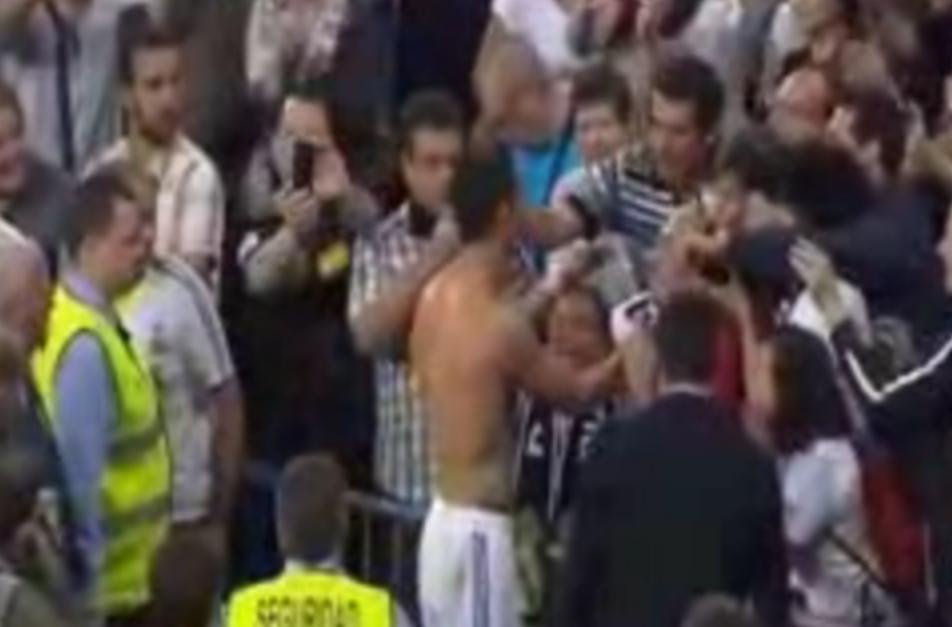 Cristiano Ronaldo i-a spart nasul unui spectator, apoi i-a oferit tricoul său