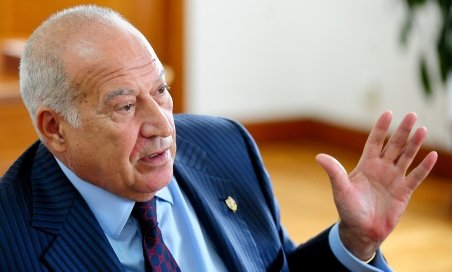 Dan Voiculescu îi cere lui Boc şi lui Băsescu să solicite fonduri UE pentru disponibilizaţi