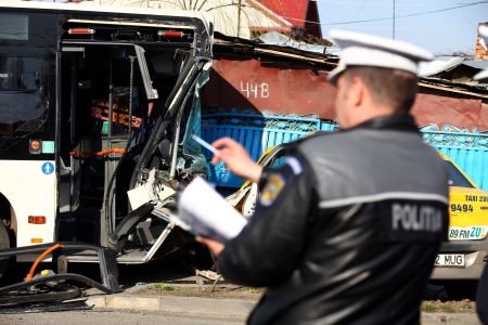 Un autobuz din Suceava a intrat într-o farmacie după ce şoferul a suferit un atac cerebral