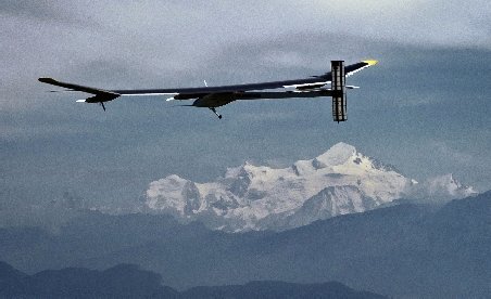 Avionul solar elveţian &quot;Solar Impulse&quot; va efectua vineri prima sa cursă internaţională