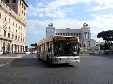 Roma. Un şofer conduce un autobuz cu coatele, în timp ce mânuieşte două telefoane mobile