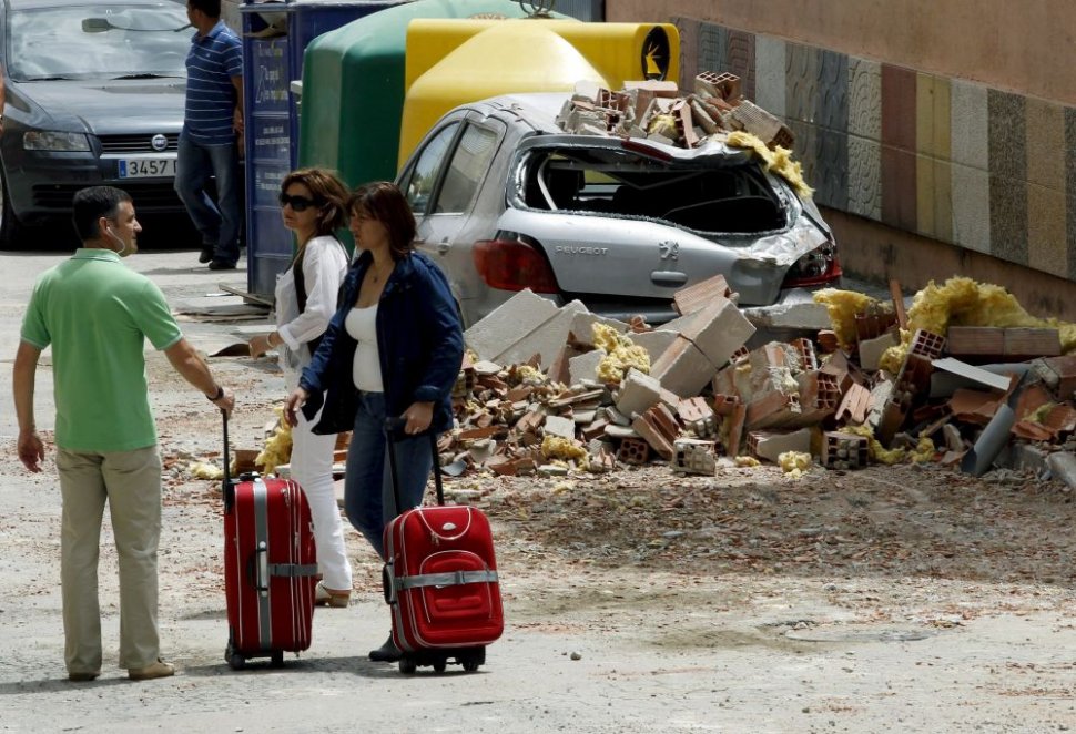 Spaniolii dorm în corturi de frica unui nou seism. Peste 80% din construcţiile din Lorca, avariate
