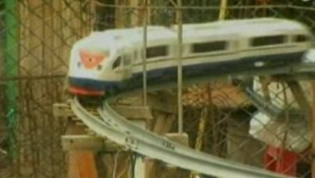 Un rus şi-a construit în curtea casei o reţea feroviară în miniatură