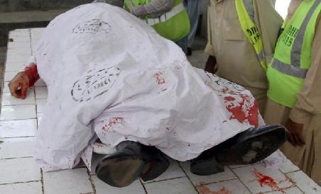 Imagini şocante. Un diplomat saudit a fost ucis în maşina sa, în Pakistan 95617