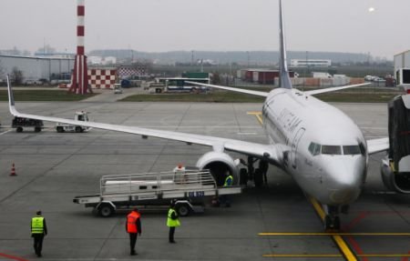 Un avion care venea de la Budapesta la Bucureşti s-a depresurizat