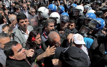 Mii de manifestanţi pe străzile din Turcia, după uciderea a 12 militari kurzi