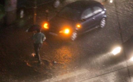 Ploi torenţiale şi vijelii, în mai multe zone din ţară: Zeci de gospodării din Braşov au fost inundate