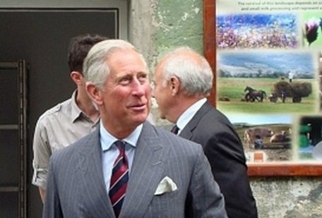 Prinţul Charles a învăţat să cosească, în vizita sa în România 