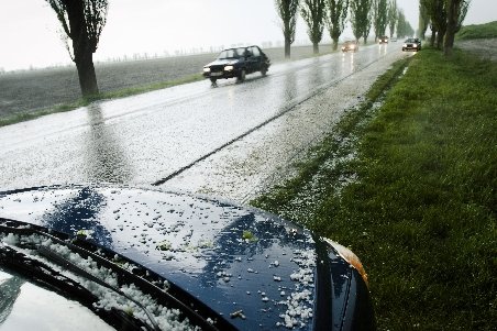 Atenţionare de ploi, grindină şi descărcări electrice pentru Bucureşti, Ilfov şi Ialomiţa