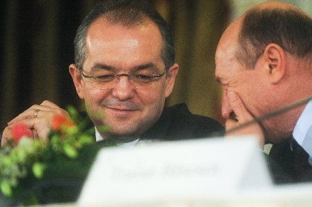 Boc îi dă replica lui Băsescu: CC ne-a obligat să mărim TVA, noi am vrut micşorarea pensiilor