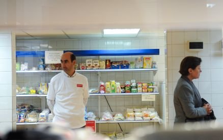 Sărăcia îi împinge pe români să cumpere alimente aproape expirate la jumătate de preţ 