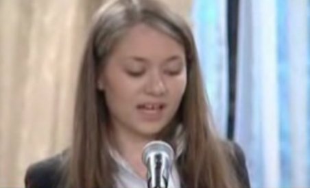 O poetă de 16 ani a impresionat audienţa la Târgul Naţional al Cărţii de Poezie