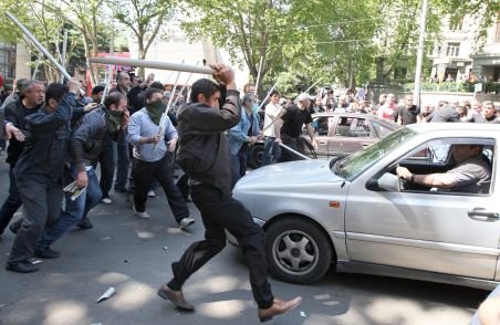 Confruntări extrem de violente în capitala Georgiei între simpatizanţii Opoziţiei şi poliţişti