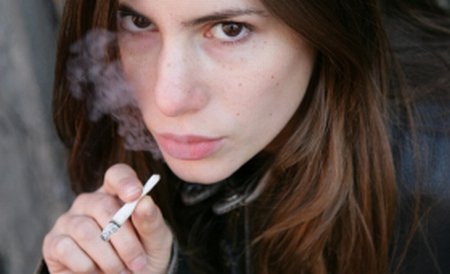 Fumatul ar putea fi interzis în spaţiile publice închise, conform unei propuneri legislative