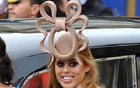 Pălăria purtată de prinţesa Beatrice la nunta regală, vândută cu 81.000 de lire