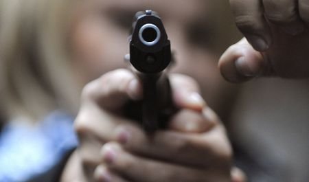 Cu arma la tribunal: Un membru al grupării Ghenosu a vrut să-şi împuşte rivalul