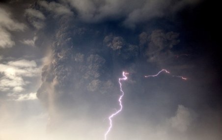 Imagini spectaculoase. Erupţia vulcanului islandez, surprinsă din spaţiu