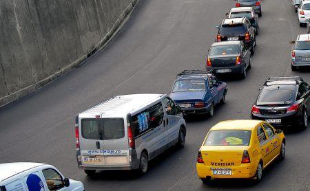Jaf în trafic: Hoţii au fugit cu 200.000 de lei, după ce au blocat cu maşinile un alt autoturism