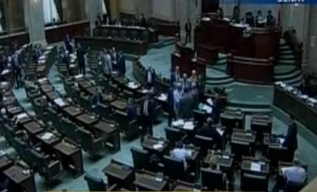 Lucrările din plenul Senatului suspendate, după ce opoziţia s-a retras