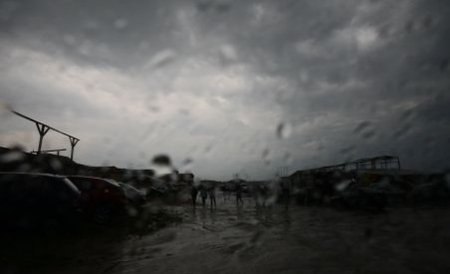 Caniculă şi furtuni devastatoare în întreaga ţară