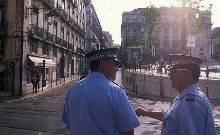 Români deghizaţi în poliţişti, arestaţi pentru furt în Barcelona. Ei au strâns 80.000 euro