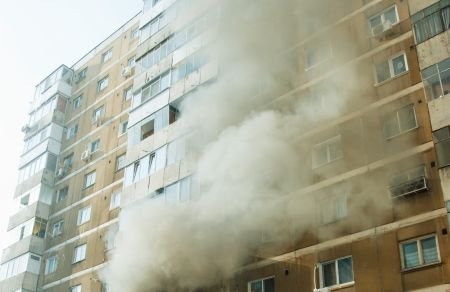 O pensionară şi-a dat foc la apartament pentru că nu mai putea să plătească întreţinerea