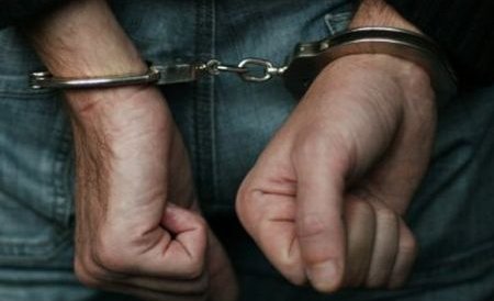 Un bărbat reţinut pentru furt a fugit de sub nasul poliţiştilor, din sediul Parchetului Braşov
