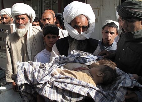 Afganistan. Trupele NATO au ucis două femei şi 12 copii în urma unui atac aerian eşuat