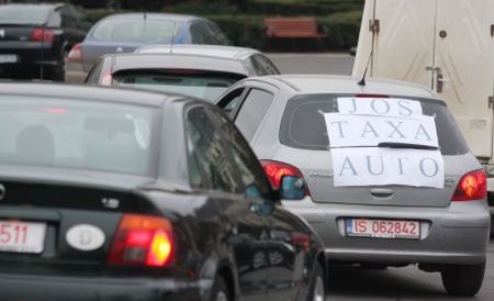 Dacă nu modifică taxa auto şi nu restituie banii, România riscă sancţiuni UE şi noi procese