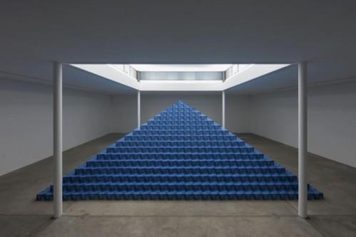 Un artist francez a construit o piramidă cu 72.000 de sticle de bere  96928