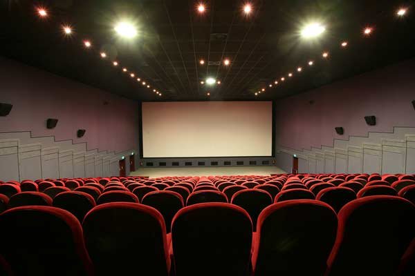 Românii merg tot mai des la film, dar numărul cinematografelor scade