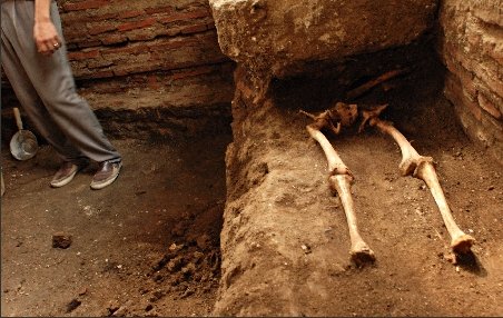 Descoperiri arheologice în Ialomiţa. Un mormânt din secolul al VIII-lea a fost găsit în curtea unui localnic