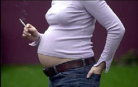 O tânără însărcinată fuma un pachet de ţigări pe zi, susţinând că este în beneficiul copilului