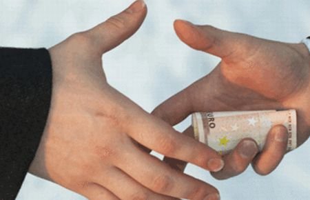 Studiu al Băncii Mondiale: Românii le-au dat medicilor şpagă de 300 de milioane de euro