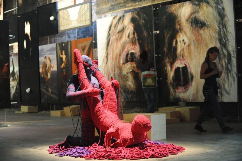 Săptămâna în imagini: E.coli, muzică, violenţă şi artă 97468