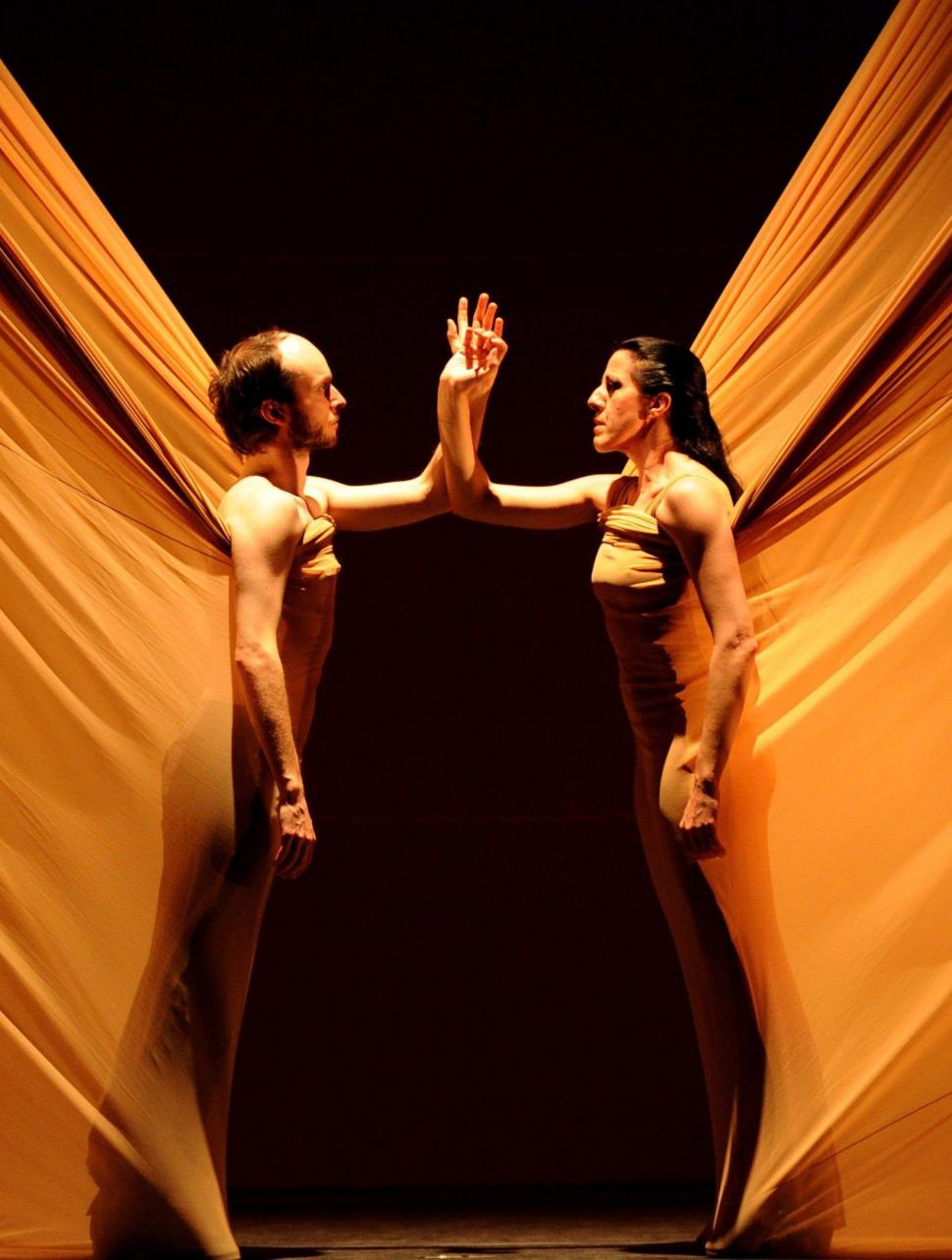 Săptămâna în imagini: E.coli, muzică, violenţă şi artă 97475