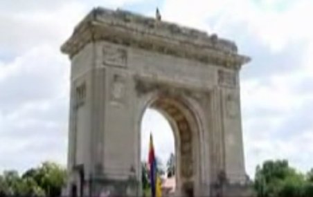 Arcul de Triumf din Bucureşti, devenit un monument &quot;verde&quot; al buruienilor şi igrasiei