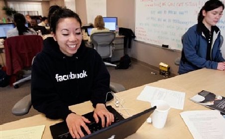 Angajaţii de la Facebook, cei mai tineri şi mulţumiţi din domeniul IT în SUA. 33% dintre ei sunt femei
