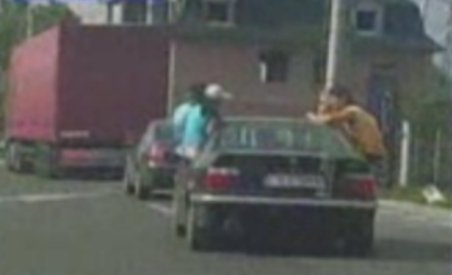 Inconştienţă la volan: Patru tineri din Caransebeş fac acrobaţii în maşină. Vezi video