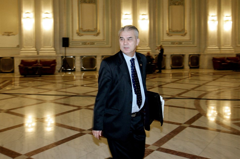 Iordănescu: „Nu ştiu dacă Hagi a acceptat. Eu nu vreau să renunţ la mandatul din Parlament”