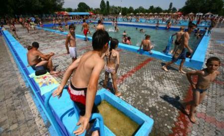 A fost găsit grilajul bazinului din Oradea de unde s-a înecat o fetiţă. Investigaţiile nu au continuat