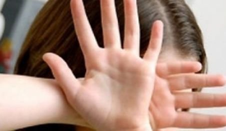 Buzău. Un tată care şi-a violat fiicele şi a fost eliberat, acuzat de incest din nou