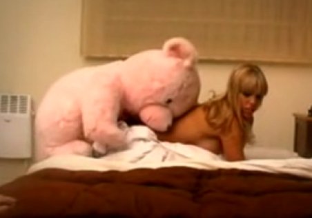 Cum arată o noapte de sex sălbatic între o blondă şi un ursuleţ roz de pluş