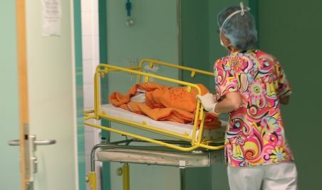 Gafă la maternitate! Doi bebeluşi au fost încurcaţi la spitalul din Târgu Neamţ