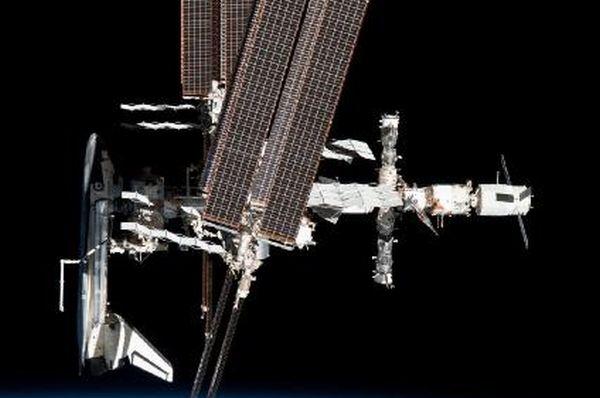 NASA a publicat primele imagini din istorie cu o navă americană conectată la Staţia Spaţială Internaţională 97947